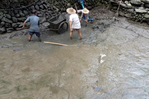 土塘养虾的方法，养成初期换水次数要少